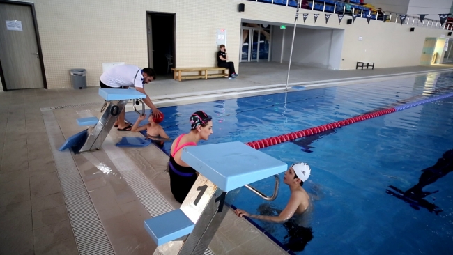 Otizmli oğluyla birlikte yüzme dersleri alan örnek anne